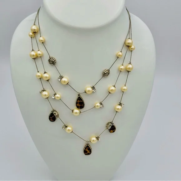 Betsey Johnson lucite leopard layer faux pearl necklace charms - Picture 2 of 8